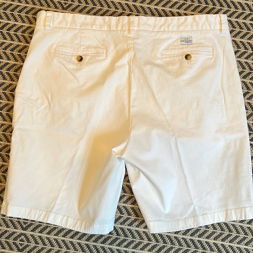 Vineyard Vines white shorts